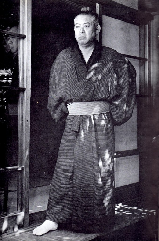 800px-Jun'ichirō_Tanizaki_photographed_by_Shigeru_Tamura