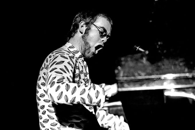 800px-Elton_John_Hamburg_1972_1603720004