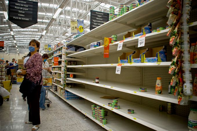 800px-Mexico_City_Empty_Shelves_in_a_Supermarket_Swine_Flu