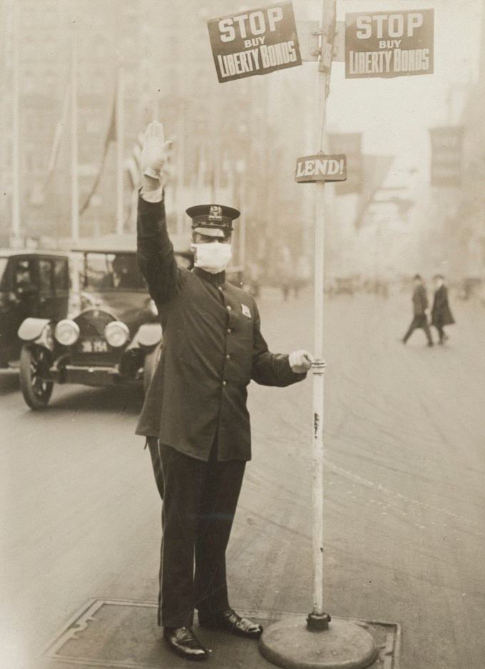 Medical_Department_-_Influenza_Epidemic_1918_-_Masks_for_protection_against_influenza._Traffic__cop__in_New_York_City_wearing_gauze_mask_-_NARA_-_45499301_(cropped)