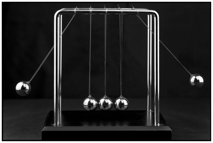 1280px-Newton's_Cradle_(15221366308)