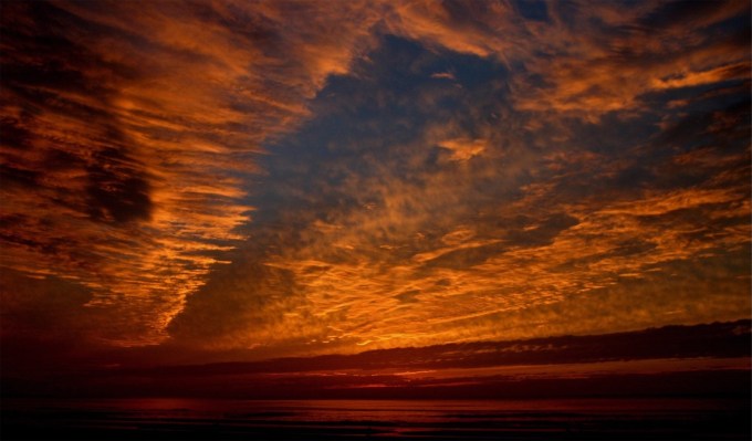 Sunset_clouds_reflecting_in_ocean