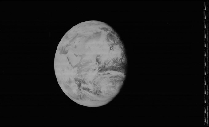 Lunar_Orbiter_V_image_of_earth