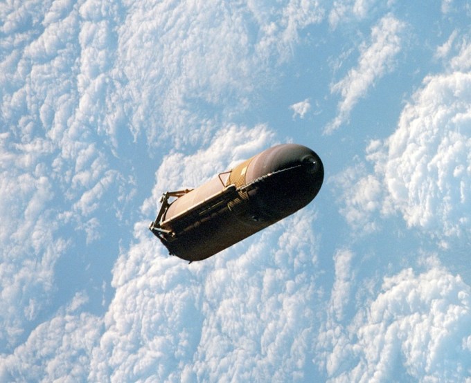 Shuttle_external_fuel_tank_jettisoned