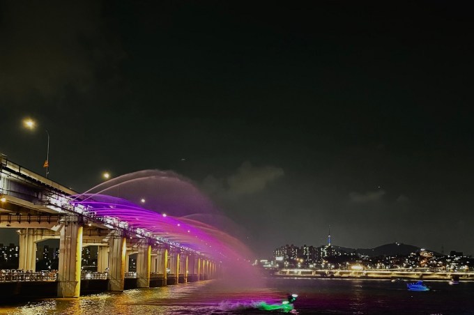 Banpo_Moonlight_Rainbow_Fountain