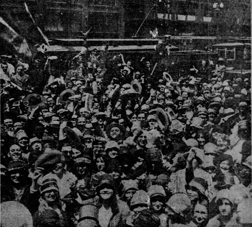 Crowd_at_State_and_Madison_(Chicago)_celebrating_news_that_Charles_Lindbergh_has_arrived_in_Washington,_D.C.